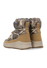 Szare ocieplane botki za kostkę z beżowymi gumowymi podeszwami. Posiadają elastyczny górny ściągacz, ozdobne sznurowadła oraz teksturowane wykończenie zewnętrzne.