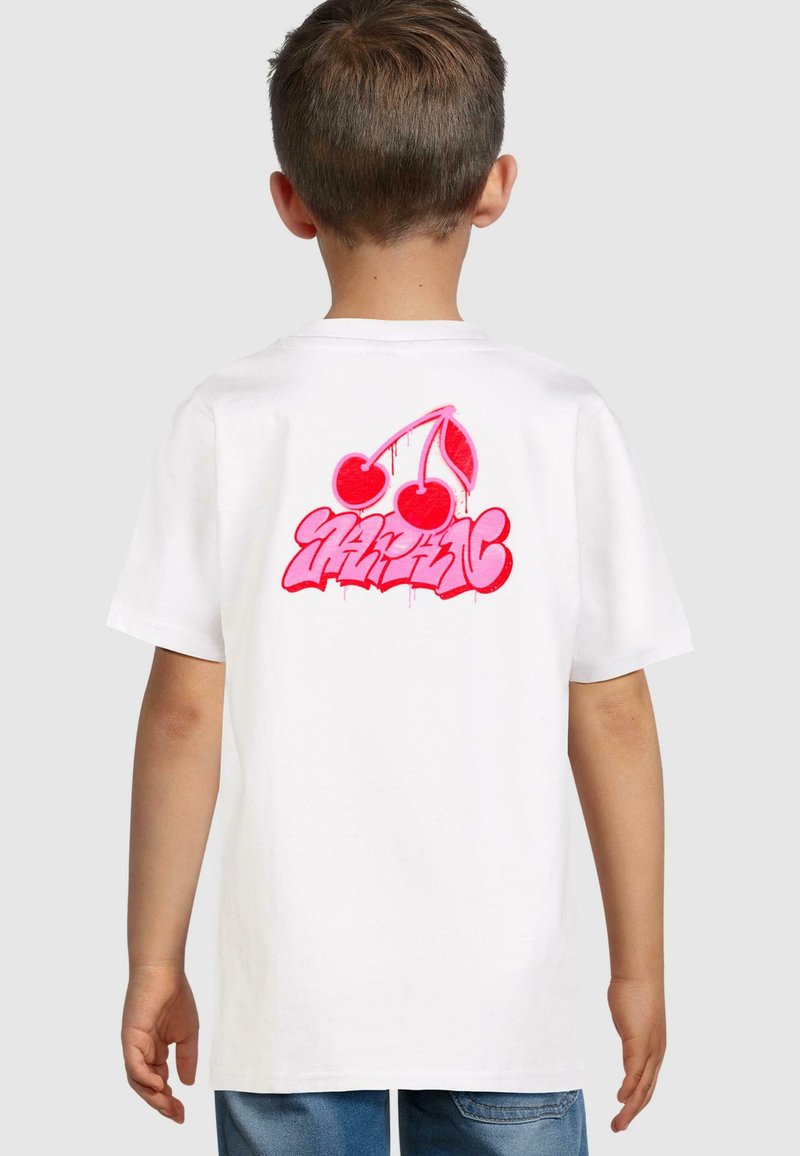 T-shirt bianca con un design grafico rosa di due ciliegie e testo stilizzato sul retro. Maniche corte e vestibilità standard.