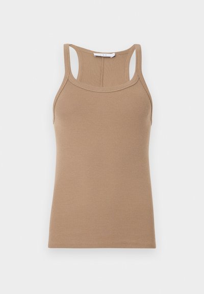 Débardeur beige en maille côtelée sans manches avec un dos nageur et un col rond, présenté à plat sur un fond clair.