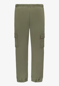 Pantaloni cargo in verde oliva, dotati di una vita elastica, orli a costine e numerose tasche laterali per riporre gli oggetti. Tessuto liscio e resistente.