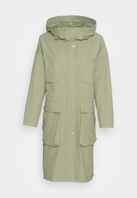 Jasnozielona parka wykonana z materiału, z kapturem, regulowanym sznurkiem, dwoma przednimi kieszeniami i zapięciem na napy.