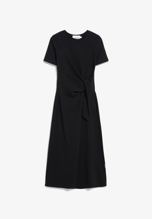 Schwarzes knielanges Kleid mit kurzen Ärmeln, das einen Bindegürtel in der Taille und eine glatte, weiche Stofftextur aufweist.