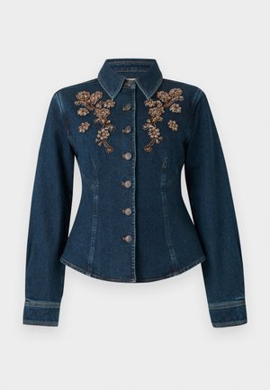 Veste en jean bleu foncé cintrée avec fermeture à boutons et broderie florale en perles sur la poitrine près du col, manches longues et col pointu.