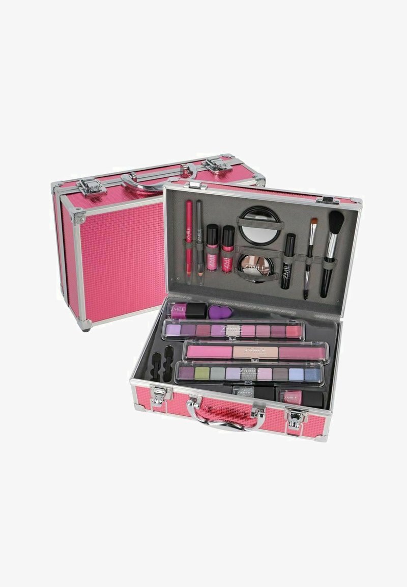 Rosa kosmetikpose med sølv accenter, der indeholder forskellige læbe- og øjeprodukter, børster og et spejl, organiseret i rum.