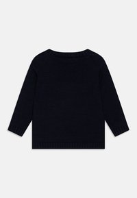 Granatowy sweter z dzianiny z okrągłym dekoltem, długimi rękawami oraz ściągaczami przy mankietach i na dole. Teksturowana dzianina zapewnia ciepło i komfort.