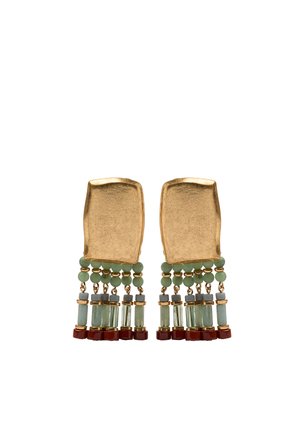 Kolczyki w złotym odcieniu z nieregularnymi prostokątnymi wierzchami i wiszącymi zielonymi, szarymi i czerwonymi cylindrycznymi i okrągłymi koralikami ułożonymi warstwami.