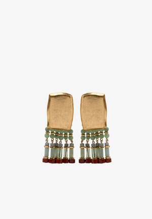 Kolczyki w złotym odcieniu z nieregularnymi prostokątnymi wierzchami i wiszącymi zielonymi, szarymi i czerwonymi cylindrycznymi i okrągłymi koralikami ułożonymi warstwami.