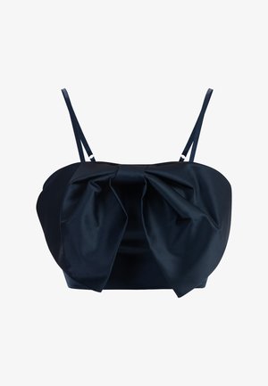 Navyblauwe satijnen crop top met brede gelaagde strikdetail aan de voorkant en dunne verstelbare bandjes. Gladde textuur met een gestructureerde silhouet.