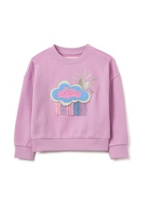 Sudadera morada con diseño de nube bordado que presenta flecos rosas y azules, acentos de sol plateados y un detalle de texto "Ama Hoy".