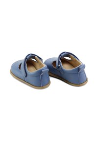 Zapatos infantiles de cuero azul con punta cerrada, diseño con cortes laterales y correa ajustable. Presenta una suela de goma beige para mayor estabilidad.