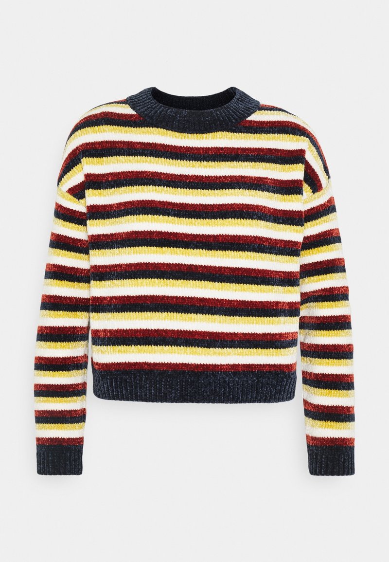 Pull en maille épaisse à rayures horizontales bleu marine, blanc, jaune et rouge, avec un col rond côtelé, des poignets et un ourlet côtelés.