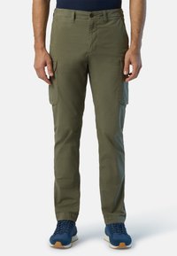Pantaloni cargo oliva con più tasche laterali, vestibilità dritta, passanti per cintura e chiusura con bottone, realizzati in tessuto leggero.
