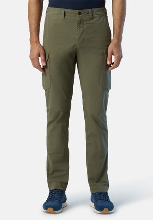 Pantaloni cargo oliva con più tasche laterali, vestibilità dritta, passanti per cintura e chiusura con bottone, realizzati in tessuto leggero.