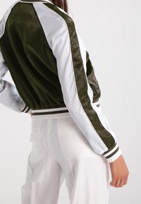 Vero Moda Bomberjacka - green