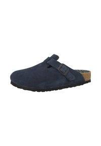 Zoccolo in suede blu navy con cinturino a fibbia, plantare in sughero e suola in gomma; presenta una texture liscia e una forma sagomata.