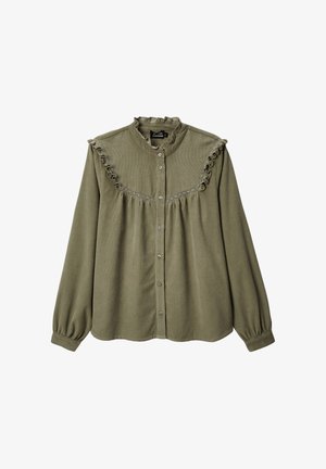 Chemise olive à manches longues avec col volanté et empiècement. Présente des boutons sur le devant, un buste froncé et des poignets élastiqués. Texture douce.