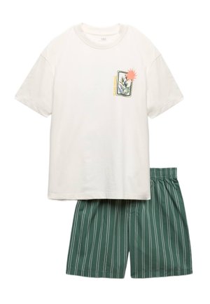 Weißes kurzärmeliges T-Shirt mit einer kleinen floralen Grafik und Text auf der Brust, kombiniert mit grünen und weiß gestreiften Shorts mit elastischem Bund.
