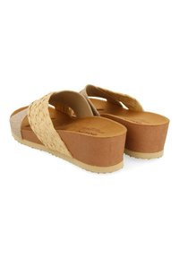 Sandales à wedge avec des brides tressées couleur tan, semelle intérieure texturée marron et semelle extérieure durable. Le design présente des brides croisées et un léger éclat.