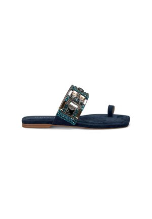 Sándal plano de ante azul marino con una amplia correa decorada con joyas adornadas con cristales turquesa y claros, y un pequeño lazo para el dedo del pie.