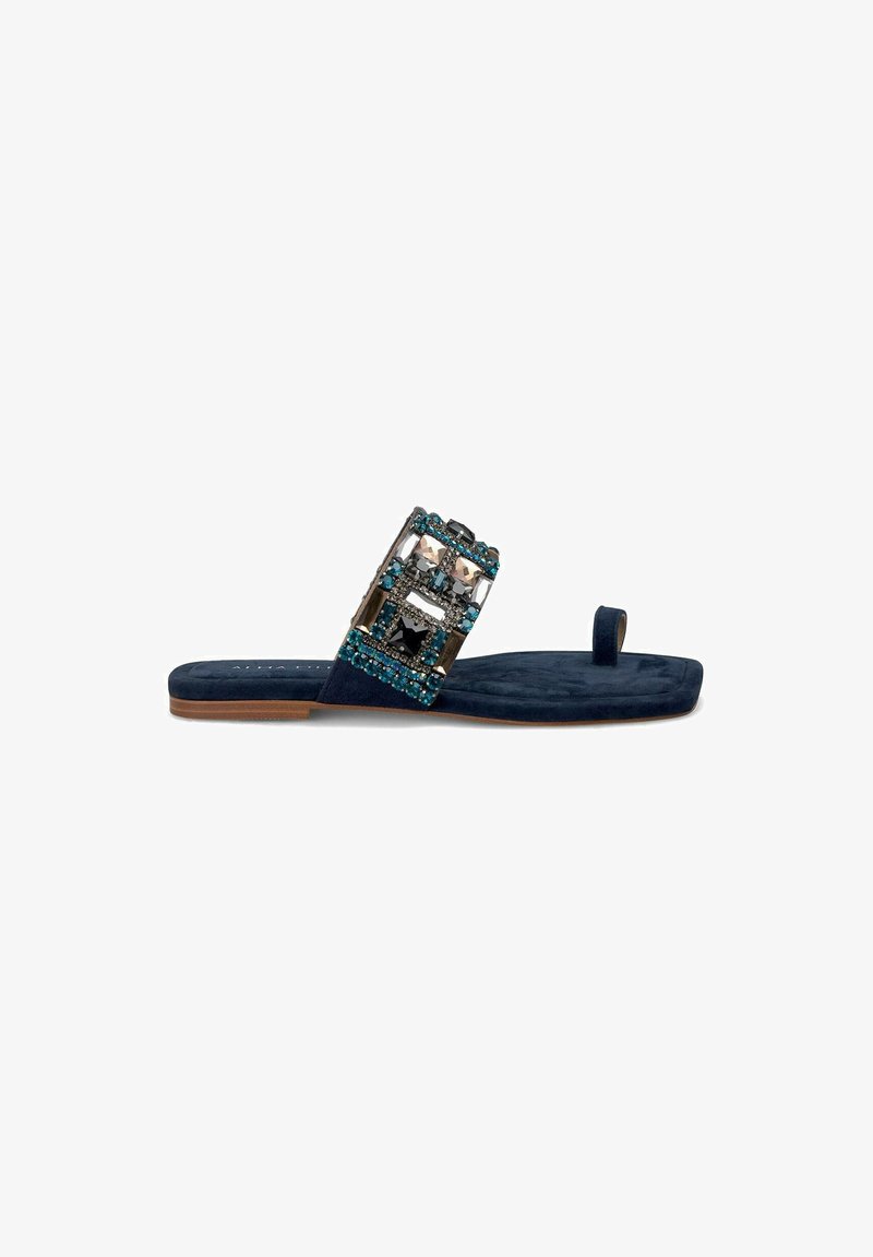 Sandal flat in suede blu navy con una larga fascia decorata da cristalli turchesi e trasparenti, e un piccolo anello per le dita.