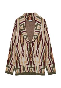Cardigan tricoté avec un col châle présentant un motif géométrique multicolore en beige, marron, vert et bordeaux, avec fermeture à boutons.