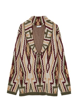 Strickjacke mit Schalkragen, die ein mehrfarbiges geometrisches Muster in Beige, Braun, Grün und Burgunderrot aufweist und über eine Knopfverschluss verfügt.