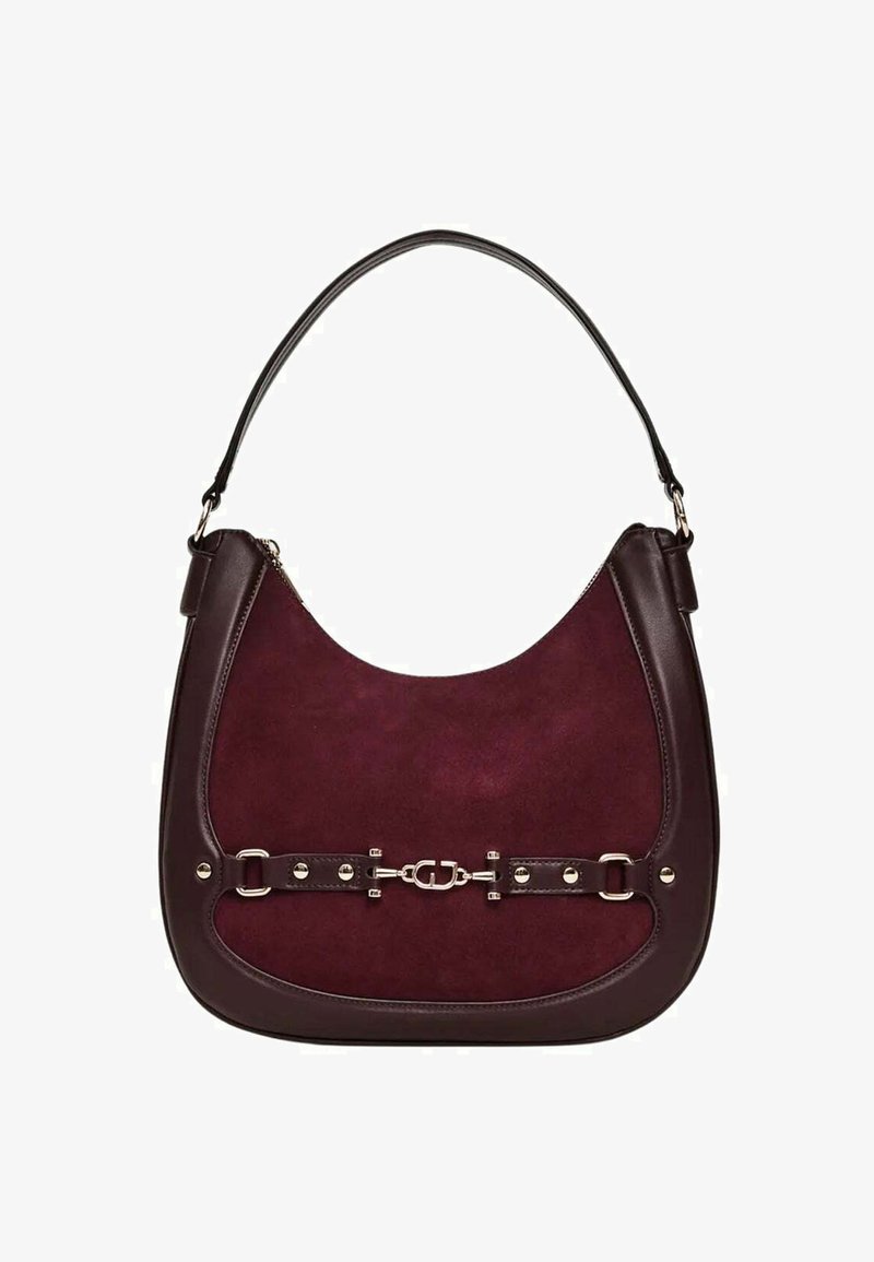 Borsa a tracolla in pelle scamosciata bordeaux con finiture in pelle liscia, forma curva, dettagli in metallo color argento e logo sul davanti.