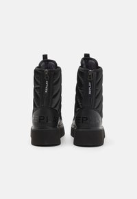 Sorte polstrede ankelstøvler med en blank finish, sidezip lukning og tyk gummisål med "REPLAY" præget på hælen.