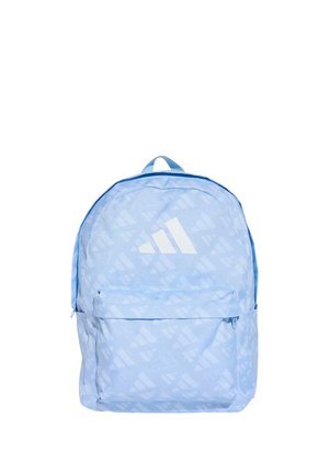 Zaino azzurro chiaro con tasca frontale con cerniera e logo bianco Adidas, con un motivo sottile a ripetizione, isolato su sfondo bianco.