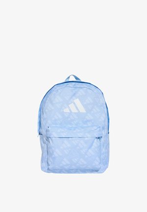 Zaino azzurro chiaro con tasca frontale con cerniera e logo bianco Adidas, con un motivo sottile a ripetizione, isolato su sfondo bianco.