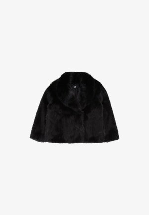 Giacca corta in faux fur nera con ampio colletto, superficie testurizzata e silhouette squadrata. Nessuna chiusura visibile o dettagli prominenti.