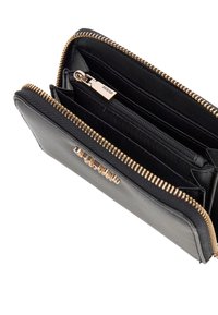 Portefeuille en cuir noir avec fermeture éclair dorée, doté de plusieurs emplacements pour cartes et d'un compartiment à pièces zippé. Texture lisse et design structuré.