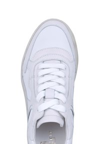 Hvide sneakers med glat læderoverdel, rund tå og hvide snørebånd. Har subtile sideaccenter og en beige gummisål. Minimalistisk design.