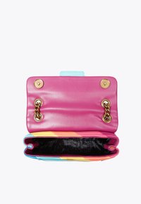 Roze leren handtas met een contrasterende blauwe flap, gouden hardware en een kleurrijk gestreept patroon op het lichaam; interieur is gevoerd met zwart.