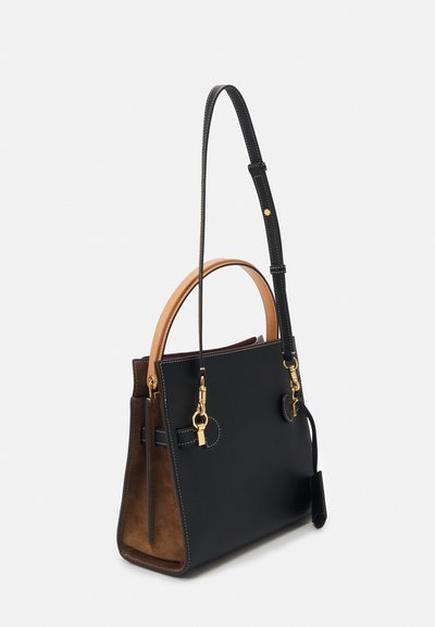 Borsa a mano in pelle nera con manico in pelle marrone chiaro, hardware dorato e lato in morbida suede marrone. Forma rettangolare con cuciture a contrasto.