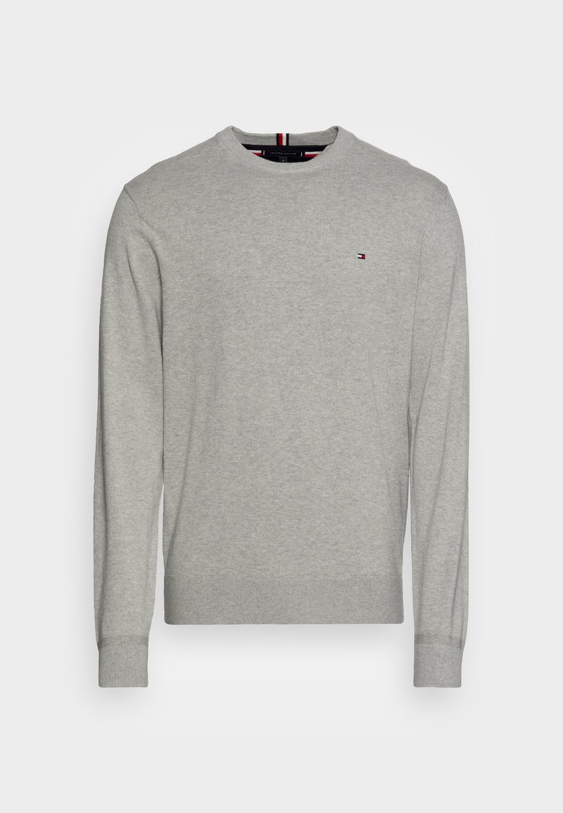 Pull gris clair à col rond avec manches longues et petit logo rouge, blanc et bleu sur la poitrine à gauche.