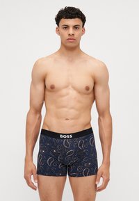 Boxershorts mit Marineblauem Druck, die ein Paisleymuster zeigen, einem elastischen schwarzen Bund mit "BOSS"-Logo und einem körpernahen Design für hohen Tragekomfort.