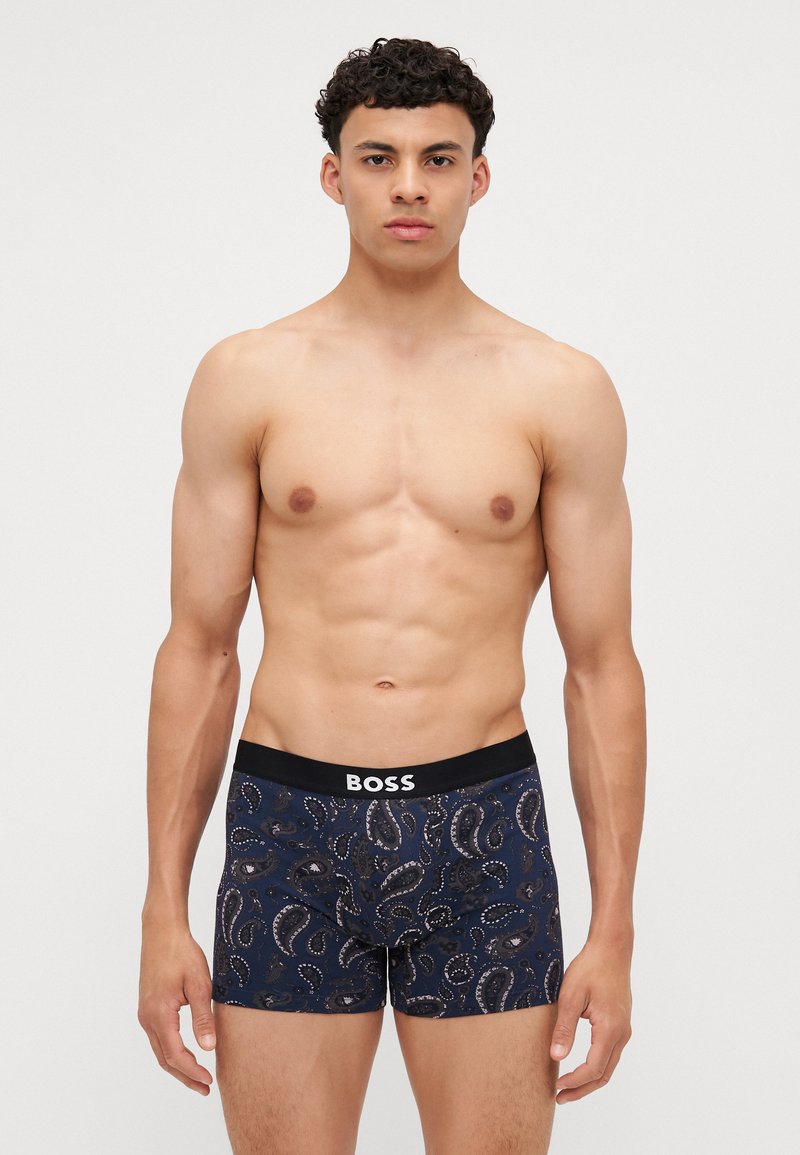 Boxershorts mit Marineblauem Druck, die ein Paisleymuster zeigen, einem elastischen schwarzen Bund mit "BOSS"-Logo und einem körpernahen Design für hohen Tragekomfort.