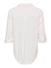 Chemise blanche à manches longues avec poignets retroussés, empiècement dos et pli au centre du dos, col visible en haut.