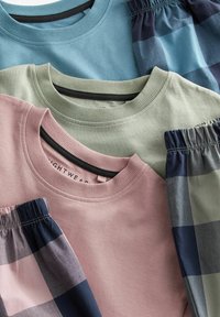Tričko: modrý crewneck sveter, zelený sveter a ružový sveter, s nohavicami v námořníckej a sivej kocke.