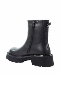 Czarne skórzane botki za kostkę z masywną podeszwą, bocznym zamkiem błyskawicznym i metalicznym akcentem na pięcie. Gładka faktura z zaokrąglonym noskiem.