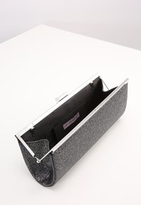 Clutch bag glitter silver con una cornice e un chiusura metallici. Interno in tessuto liscio con tasca per logo. Design curvo e semistrutturato.