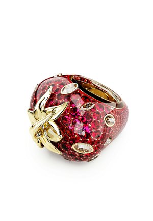 Anello d'oro a forma di fragola con pietre preziose rosse e cristalli trasparenti a forma di goccia incastonati sulla superficie.