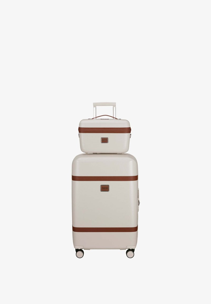 Set di valigie rigide bianche e testurizzate con dettagli in marrone; include una valigia grande e una più piccola da cabina, entrambe con ruote e maniglie.