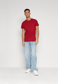 Tommy Jeans SLIM TEE - T-shirt - bas - magma red