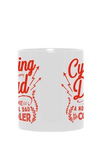 Taza de cerámica blanca con texto y elementos gráficos en rojo. El texto incluye "Papá ciclista" y flechas y hojas decorativas. Acabado de superficie suave.