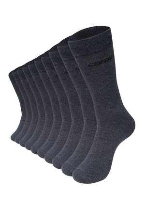 Neun identische dunkelgraue Herrensocken, in einer Reihe angeordnet, jede zeigt die Seitenansicht mit gerippten Bündchen und dezentem Markentext nahe dem oberen Rand.