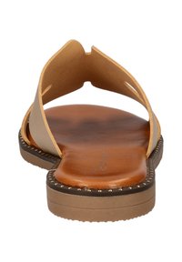 Tan leren teensandalen met een zachte voetbed, met een minimalistisch ontwerp en een contrasterende donkere zoolrand met stiksel detail.