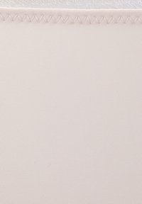 Helles beige Stoffmaterial mit einer glatten, strukturierten Oberfläche. Verfügt über feine, gerippte Linien und eine sauber genähte Naht entlang des Randes.