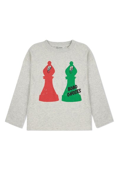 Ljust grå långärmad T-shirt med två tecknade schackpjäser i röd och grön med leende ansikten, och "BOBO CHOSES" tryckt under.